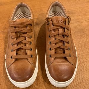 Taos Women’s Plim Soul Lux Leather sneaker size 9.5
